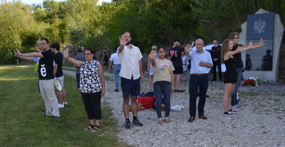 Foto flashmob CouRage_Bezirksrundschau_Elisabeth Glück 2.jpg